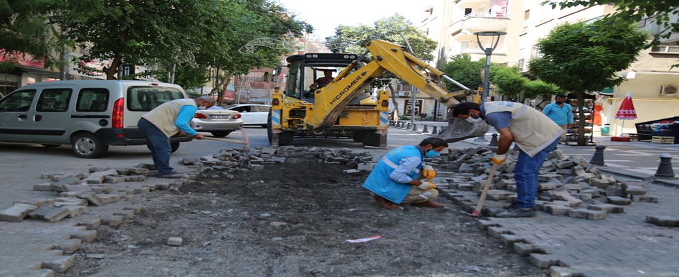MERKEZ VE KIRSALDA PARKE DÖŞEMESİ SÜRÜYOR
