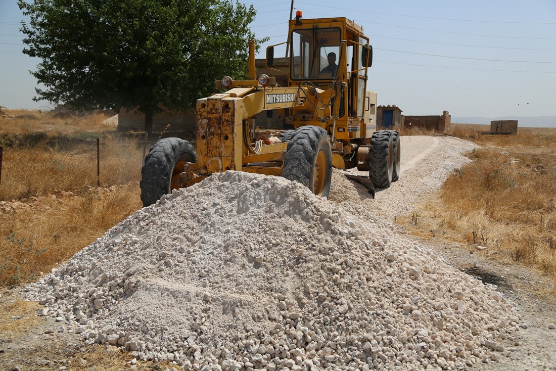 KIRSALDA YOLLAR BİR BİR YAPILIP HİZMETE SUNULUYOR
