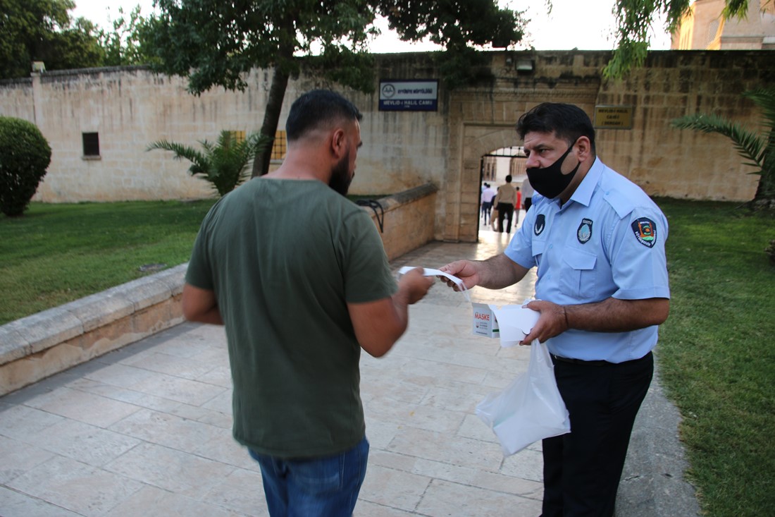 Büyükşehir Belediyesi, vatandaşlara maske dağıttı