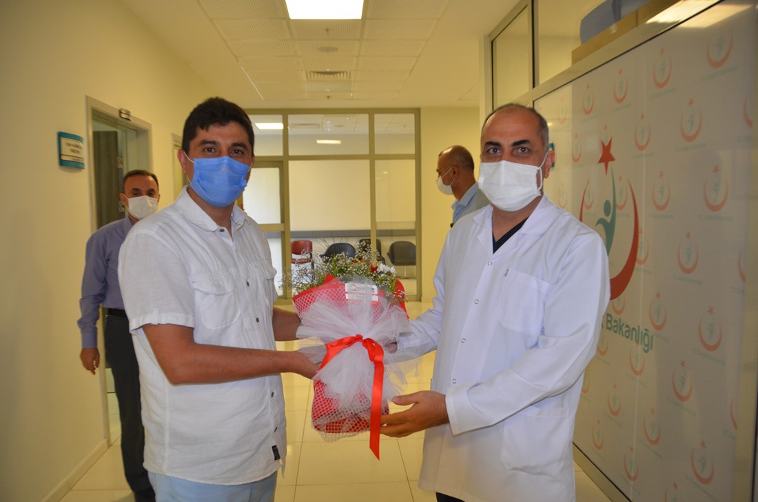Hüseyin Kıran, Sağlık Çalışanlarına Buket gül vererek destek verdi