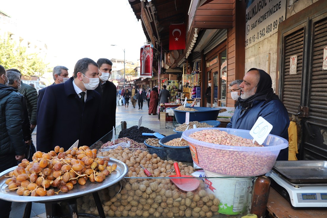 Karaköprü Belediye Başkanı Metin Baydilli, İlçe Başkanı Ağan ile Çarşı Esnafına Hayırlı işler ziyareti