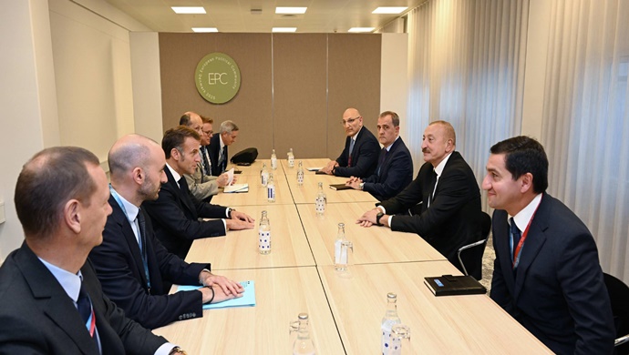 İlham Aliyev, Kopenhag’da Fransa Cumhurbaşkanı Emmanuel Macron ile bir araya geldi